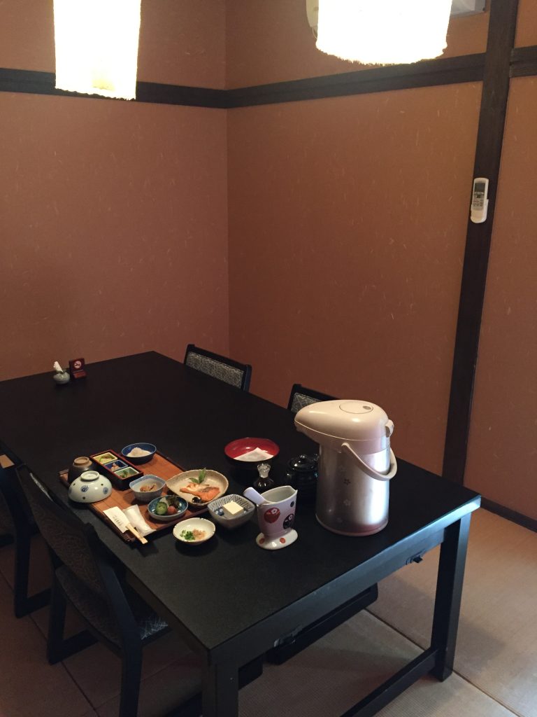 Petit-déjeuner traditionnel au ryokan Yukimiso avec le onsen Nagayu, Oita