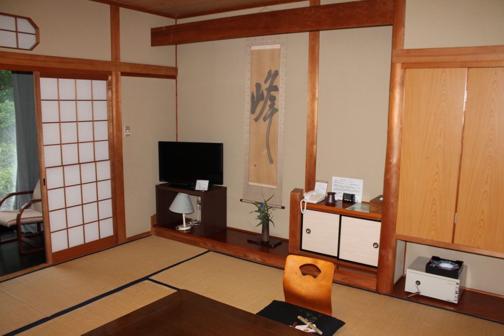 Pièce centrale de la chambre au ryokan Yukimiso avec le onsen Nagayu, Oita