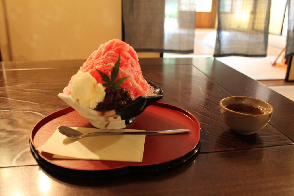 Ichigo (fraise) glace pilée et Ocha (thé) à Kitsuki, Oita