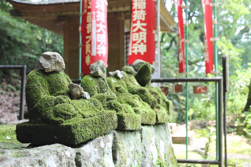 Statues en pierre du temple Futago-ji à Kunisaki