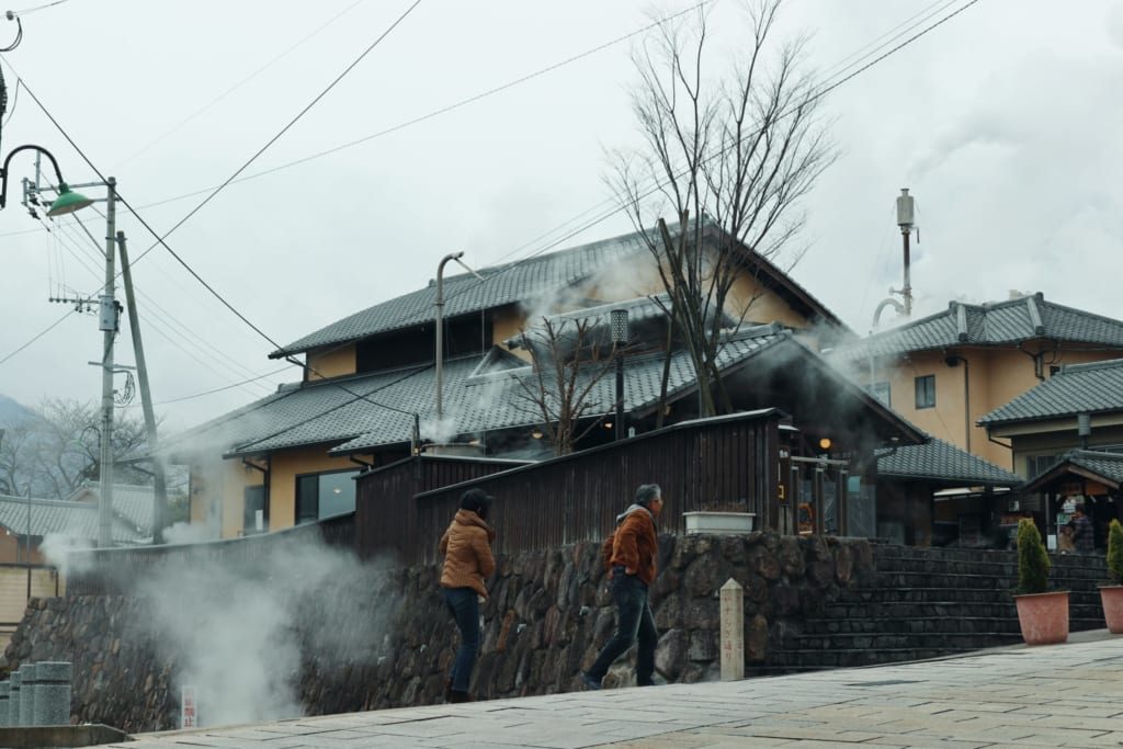 Les rues de Beppu, pleines de vapeur s’échappant du sol