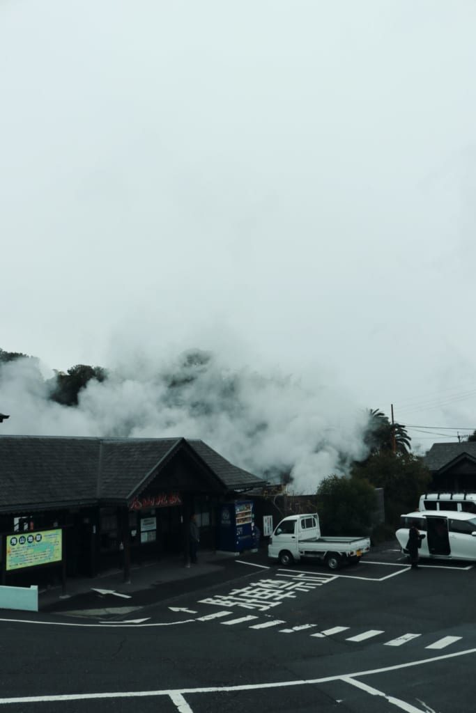 Nuages de vapeur dans la ville thermale japonaise Beppu