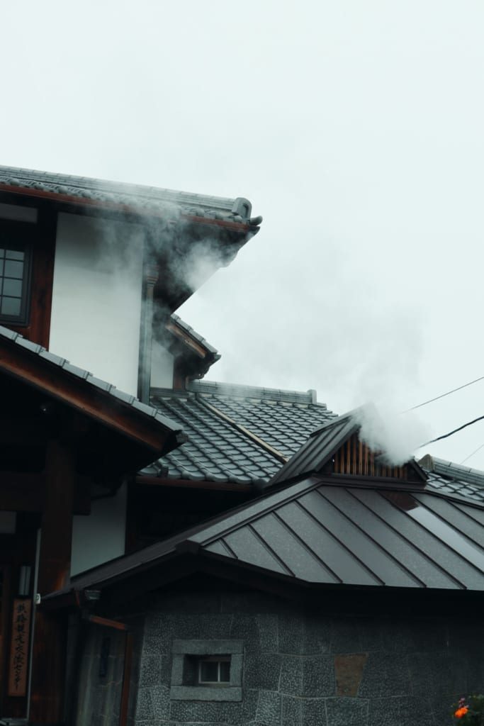 De la vapeur s’échappant des bâtiments de la ville de Beppu