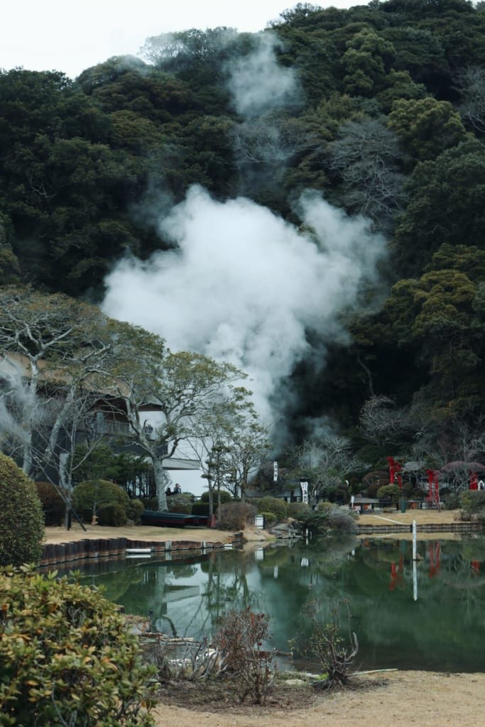 L’immense nuage de vapeur de l’enfer des mers à Beppu, Oita, Japon