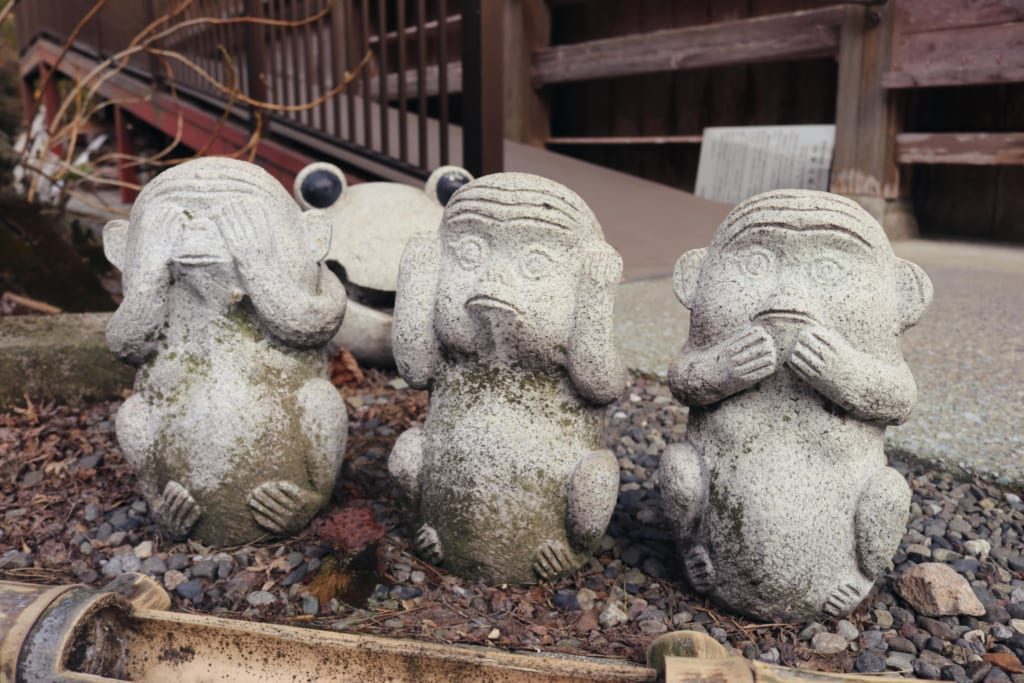 Petites statues au temple japonais Futagoji, Oita, Japon