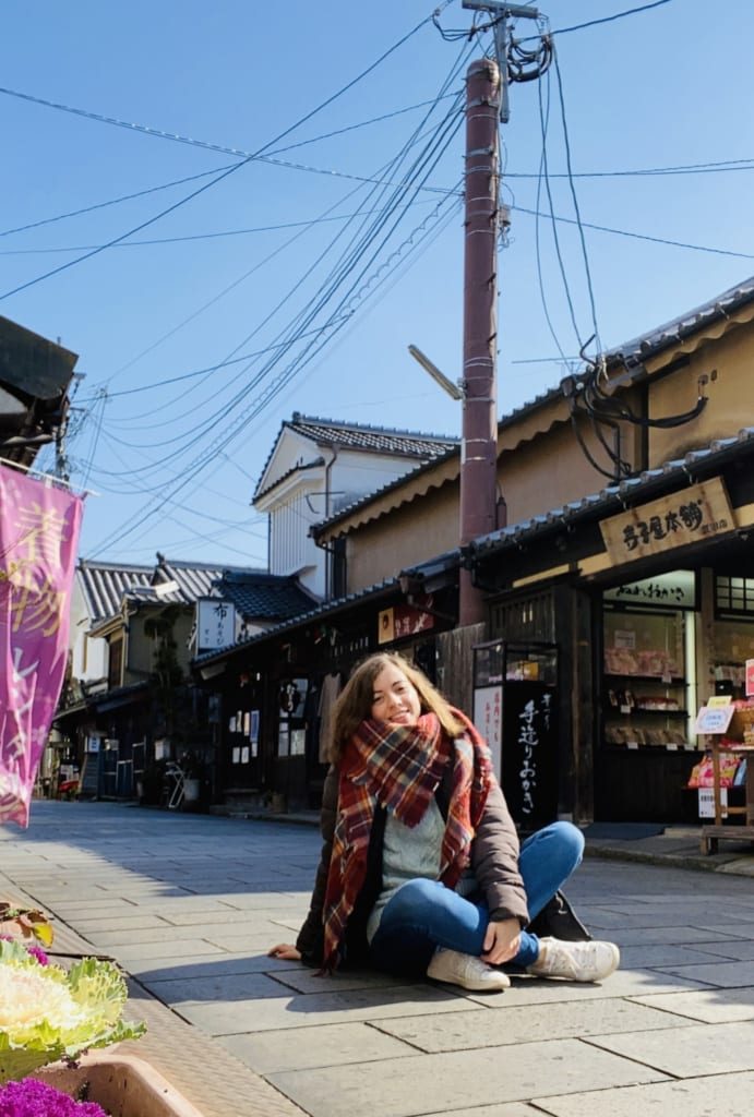 Je profite du soleil dans une des rues historiques de Mameda à Kyushu