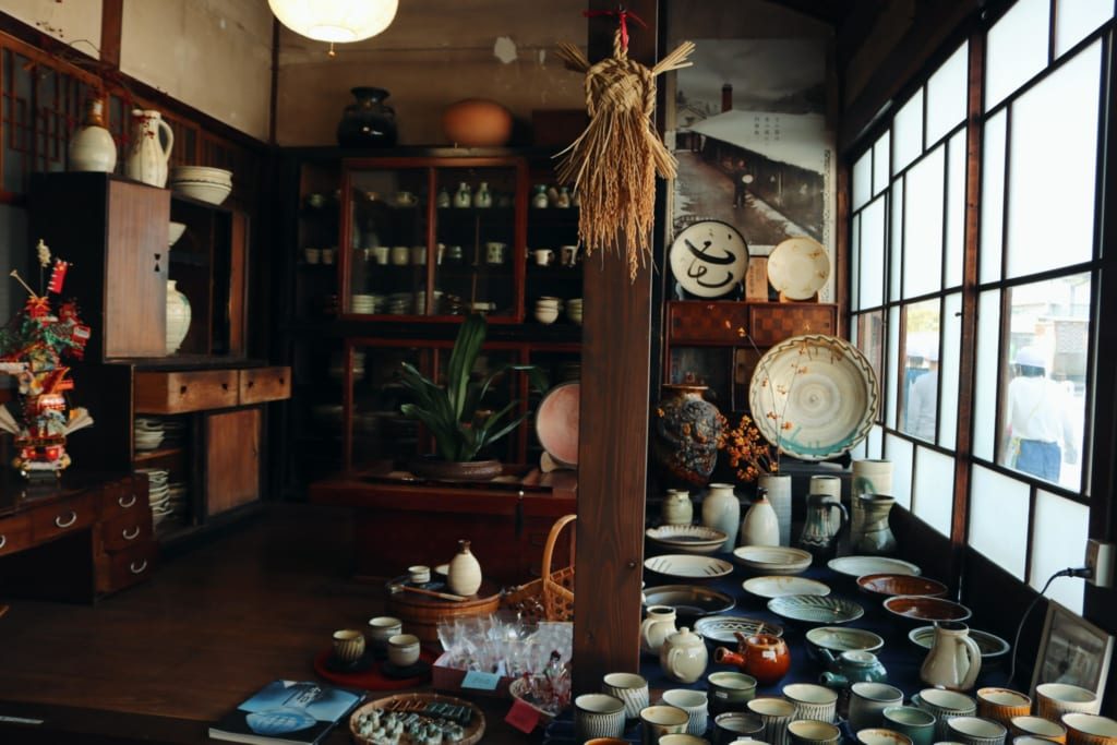 Une boutique de céramique japonaise en libre-service