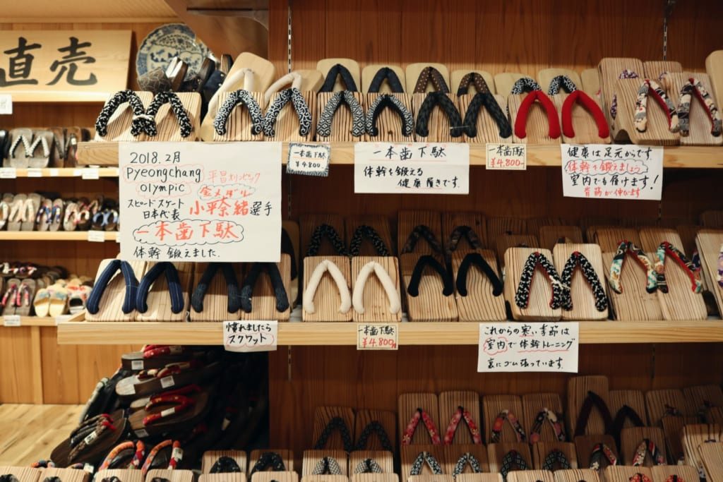 Chaussures geta en vente à Ashita ya, Mameda, Hita, Japon