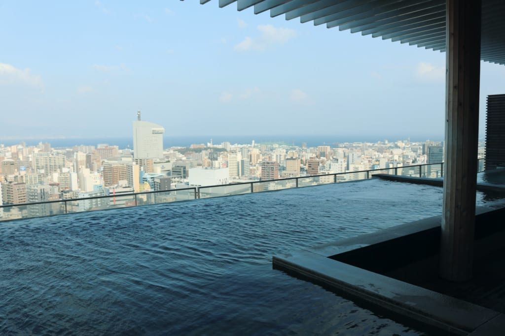 Un onsen façon piscine à débordement au 21ème étage