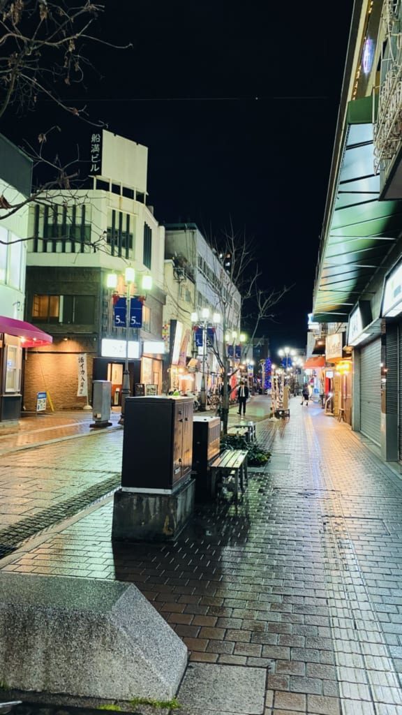 Les rues de la ville d’Oita durant la nuit