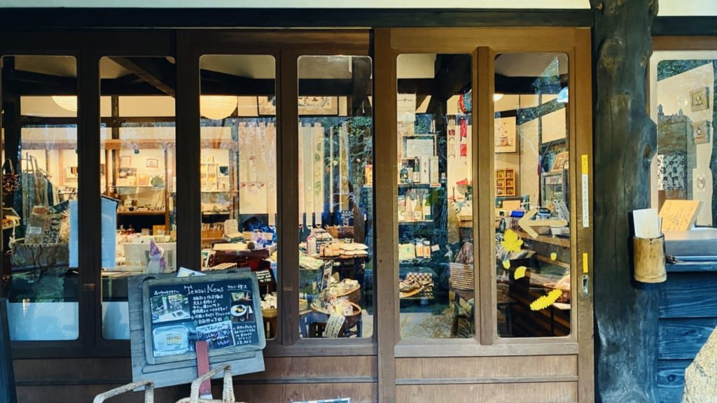 La boutique de souvenirs du ryokan vend de nombreuses spécialités