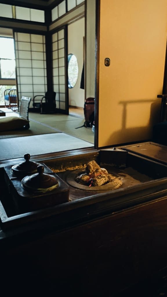 Le foyer dans l’antichambre du ryokan, Hita, Oita, Japon
