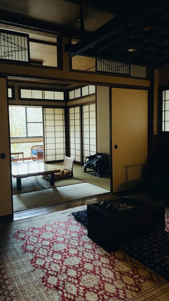 Vue sur la pièce principale depuis l’antichambre à l’intérieur du ryokan, Hita, Oita, Japon