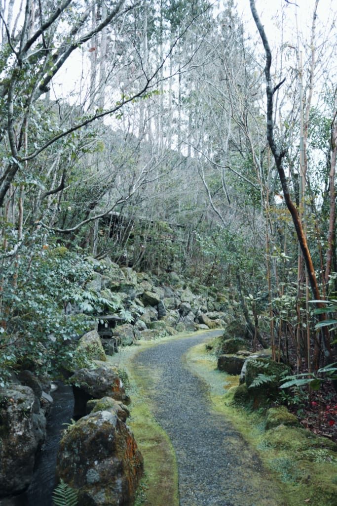 Le ryokan se trouve au milieu d’une nature abondante