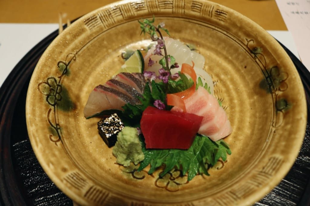 Assiette de sashimi servie durant mon dîner dans un ryokan japonais de la préfecture d’Oita