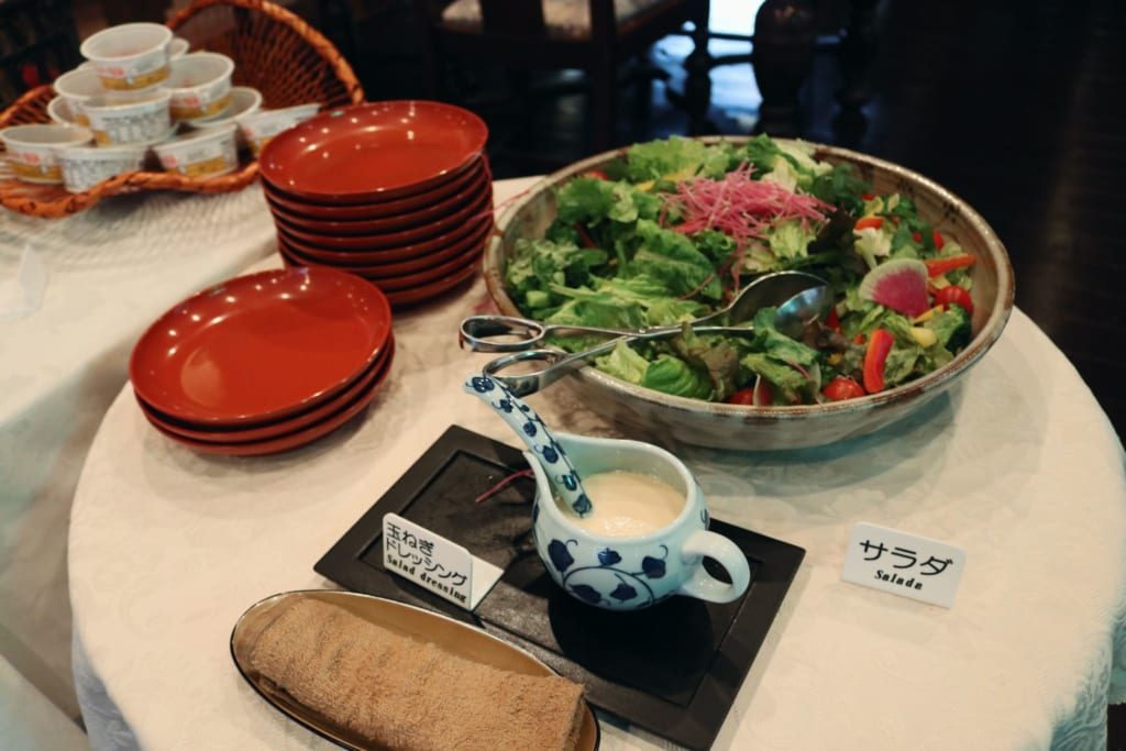 De la salade disponible au petit déjeuner dans le buffet du ryokan
