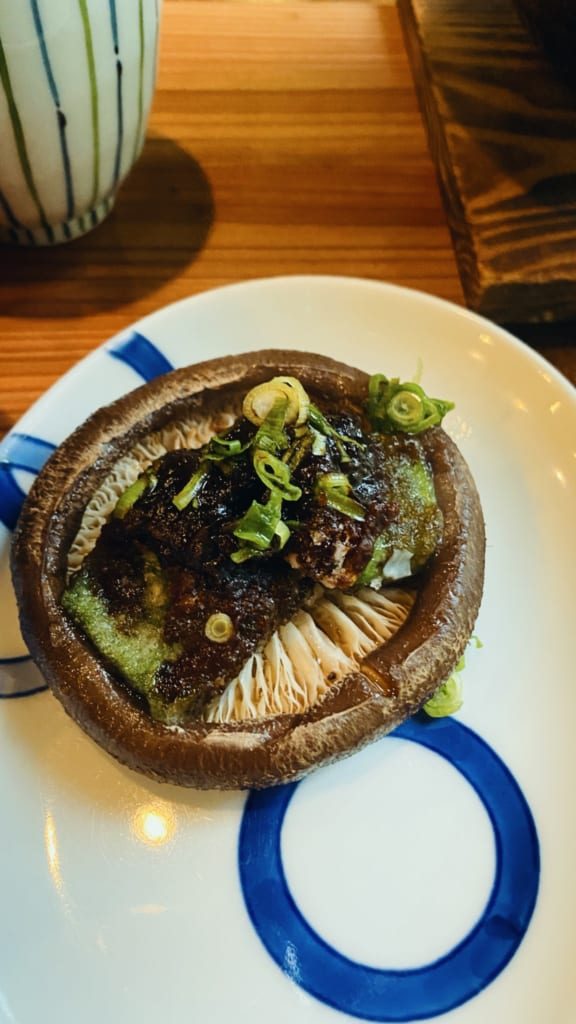 Champignon grillé servi pour le petit déjeuner dans un ryokan japonais