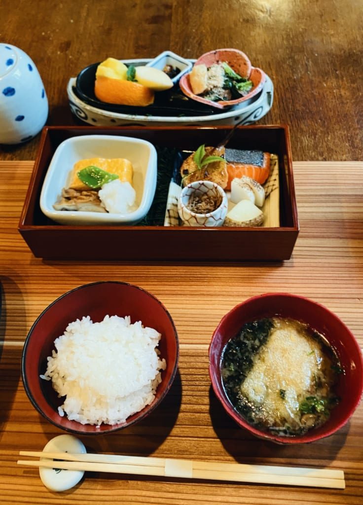 Assortiment de plats japonais pour le petit déjeuner dans un ryokan au Japon
