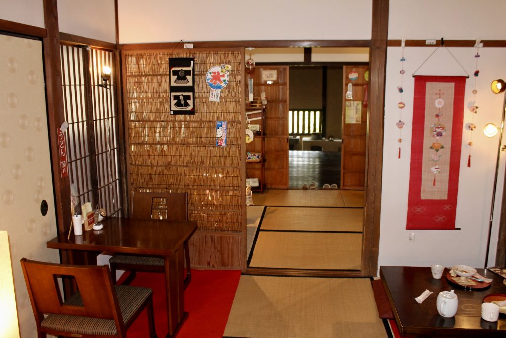 Choisir entre assises traditionnelles ou modernes à Kitsuki, Oita