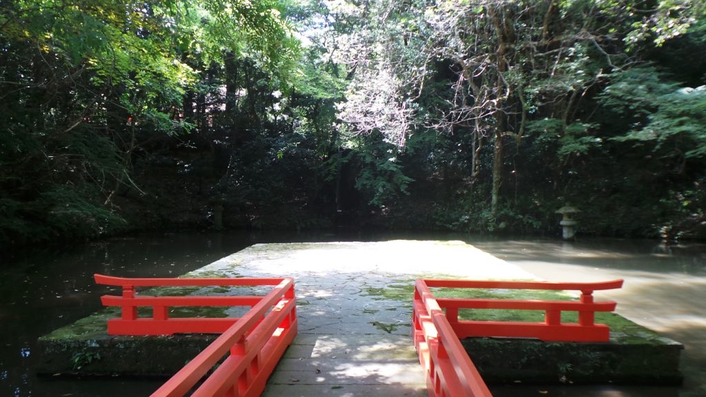 Pont menant à une cascade au au sanctuaire Usa Jingū, situé dans la péninsule de Kunisaki, au nord de la préfecture d’Ōita sur l'île de Kyushu