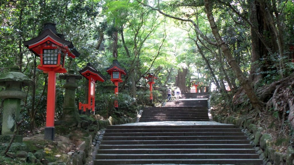 Allée bordée de lanternes tōrō au sanctuaire Usa Jingū, situé dans la péninsule de Kunisaki, au nord de la préfecture d’Ōita sur l'île de Kyushu