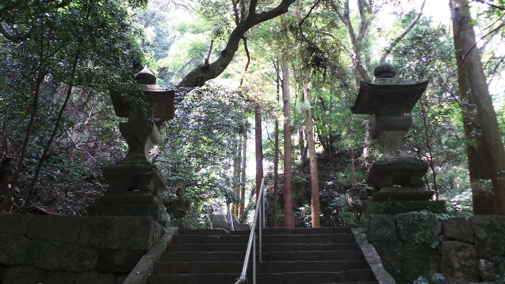 Les escaliers pour accéder au temple Monjusenji, dans la péninsule de Kunisaki, préfecture d'Oita sur l'île de Kyushu