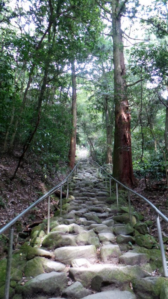 Chemin de pierre menant au Kumano-magai-butsu, dans la péninsule de Kunisaki, préfecture d'Oita sur l'île de Kyushu