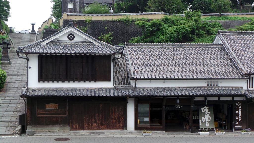 La rue commerçante aux maisons dantant d'Edo à Kitsuki sur l'île de Kyushu