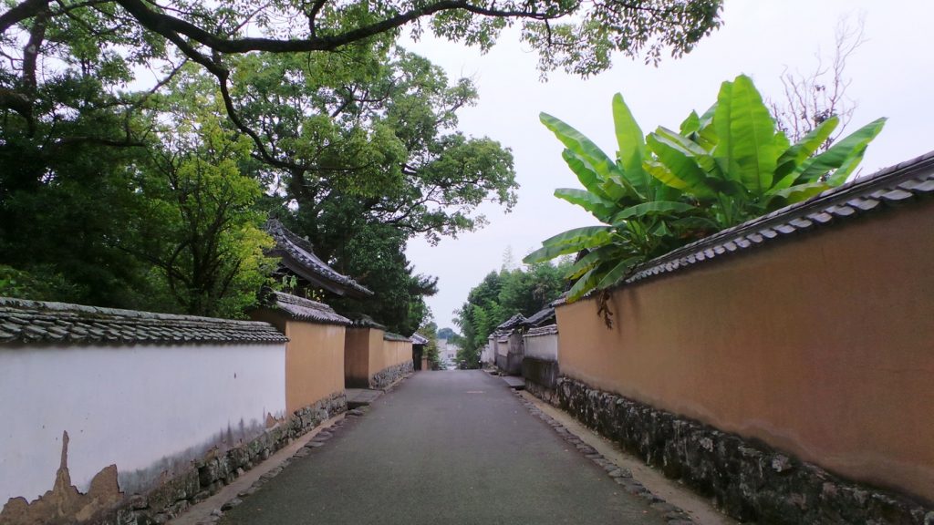 Allée bordée d'anciennes résidences de samouraï ouverte au public à Kitsuki sur l'île de Kyushu