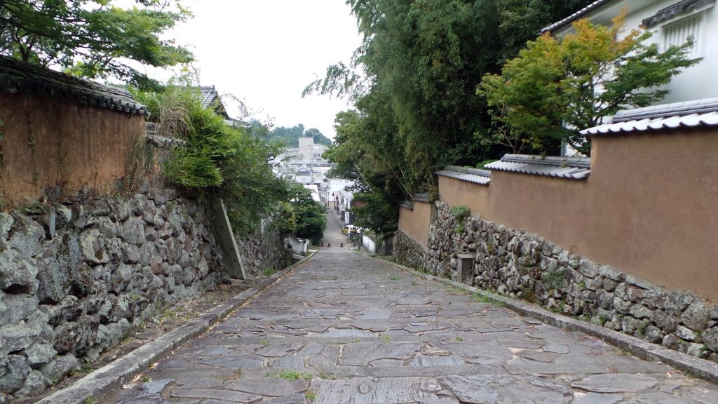 Chaussée en vieilles pierres et les murs en pierres et boue à Kitsuki sur l'île de Kyushu