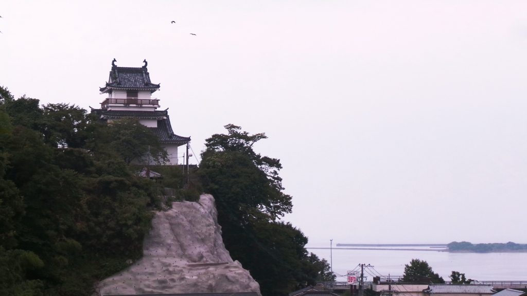 Le château de Kitsuki se dressant sur une falaise face à la mer sur l'île de Kyushu