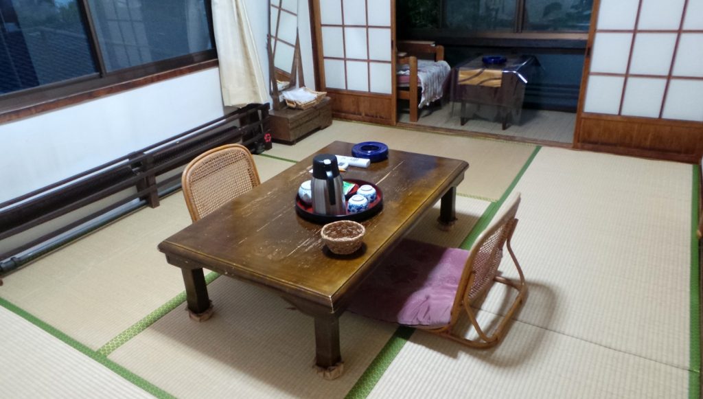 La chambre de mon ryokan dans le quartier de Kannawa à Beppu sur l'île de Kysuhu
