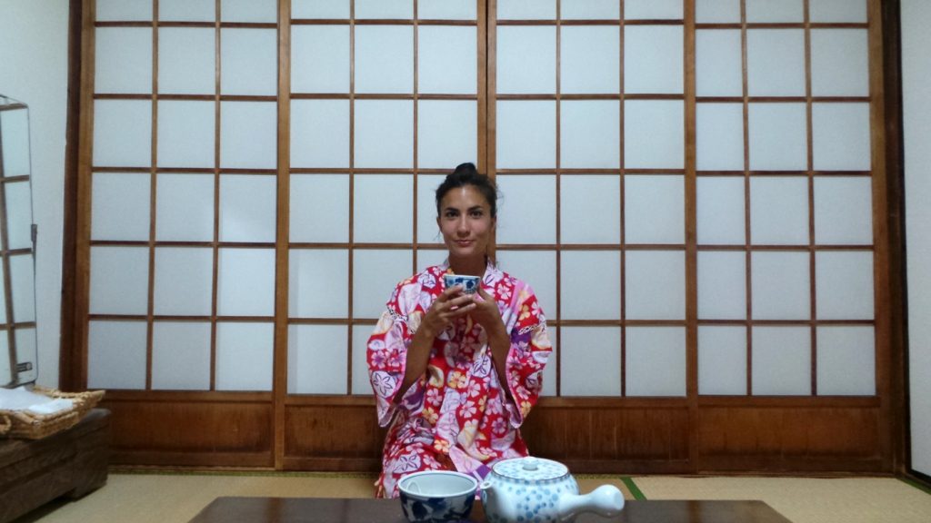 En yukata dans la chambre de mon ryokan dans le quartier de Kannawa à Beppu sur l'île de Kysuhu