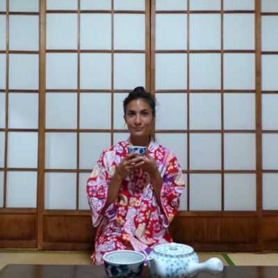 En yukata dans la chambre de mon ryokan dans le quartier de Kannawa à Beppu sur l'île de Kysuhu