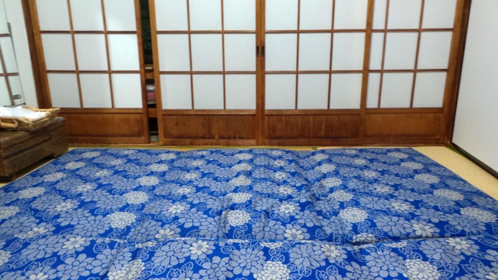 Jolis futons dans la chambre de mon ryokan dans le quartier de Kannawa à Beppu sur l'île de Kysuhu
