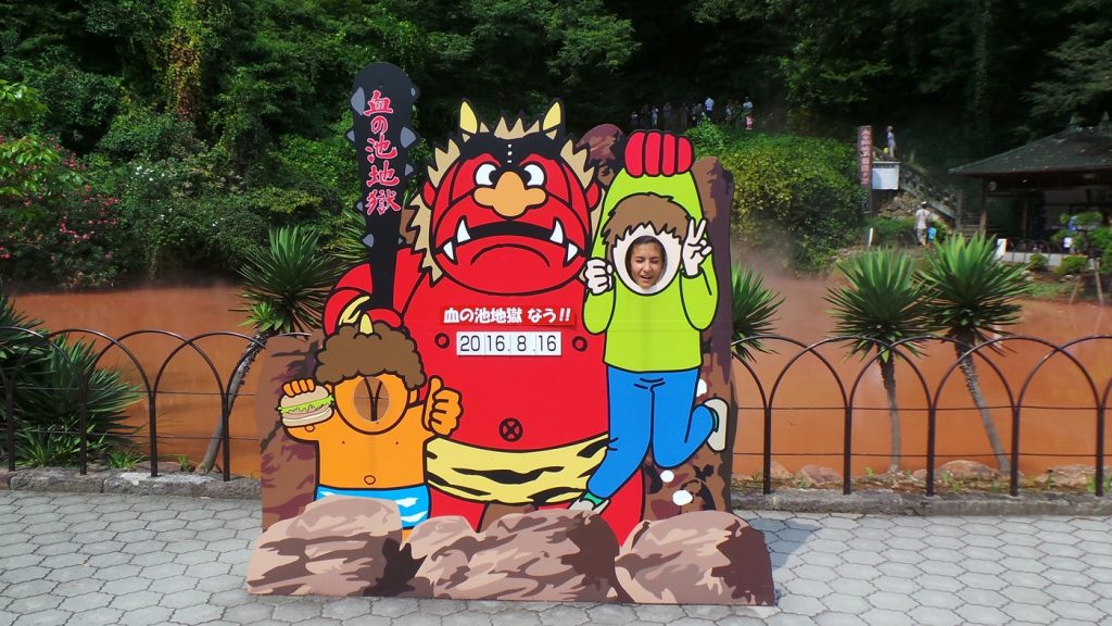 Chinoike Jigoku est un bassin d’eau rouge fumante à Beppu sur l'île de Kyushu