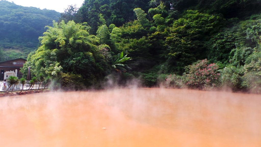 Bassin très fumant d’eau bleu turquoise de l'Umi Jigoku à Beppu sur l'île de Kyushu