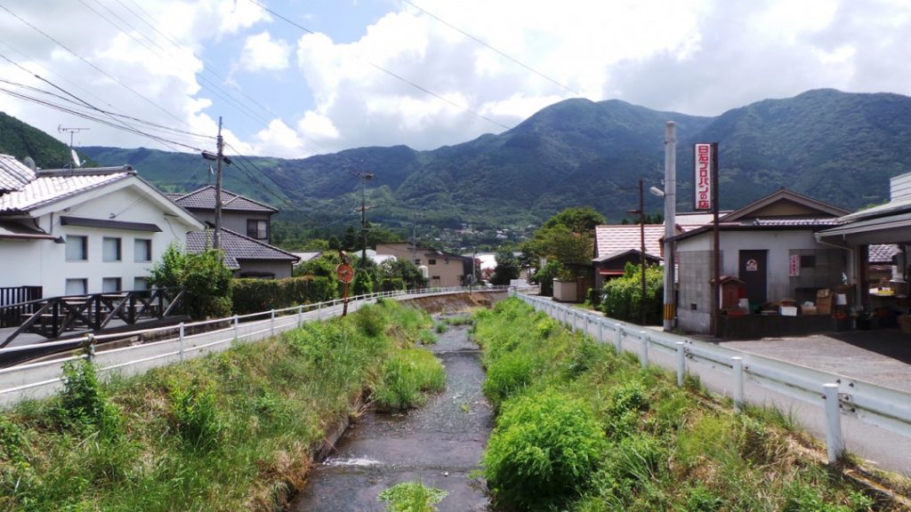 La ville de Yufuin, préfecture d'Oita, entourée de nature sur l'île de Kyushu