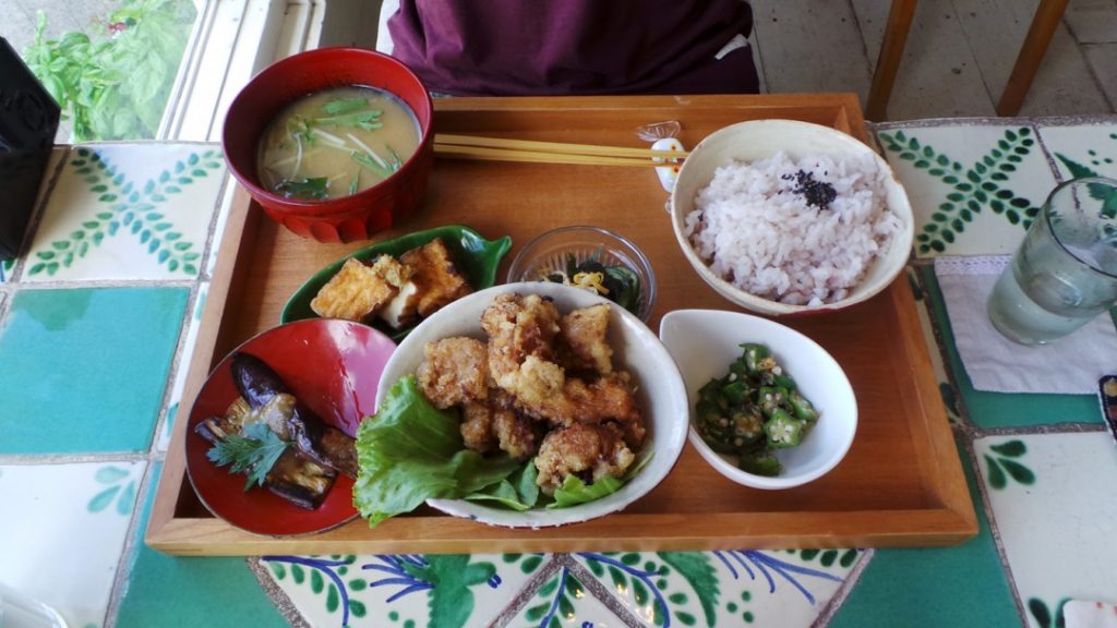 Menu traditionnel japonais pour le déjeuner chez Siesta sur l'île de Kyushu