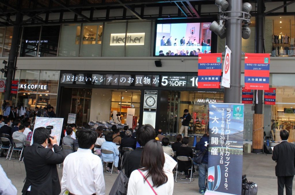 La préfecture d'Oita , dans l'île de Kyushu, a organisé un événement public à la station JR Oita pour le tirage des poules.