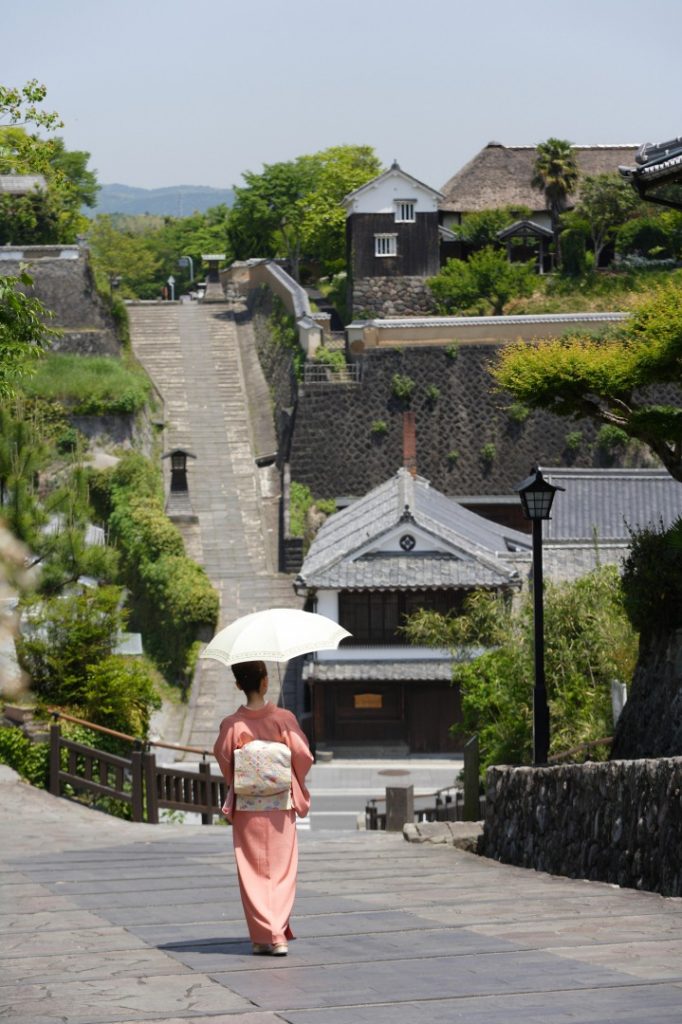 Kitsuki, situé dans la partie nord-est de la préfecture d'Oita, est parfois désigné comme une «ville de château sandwich».