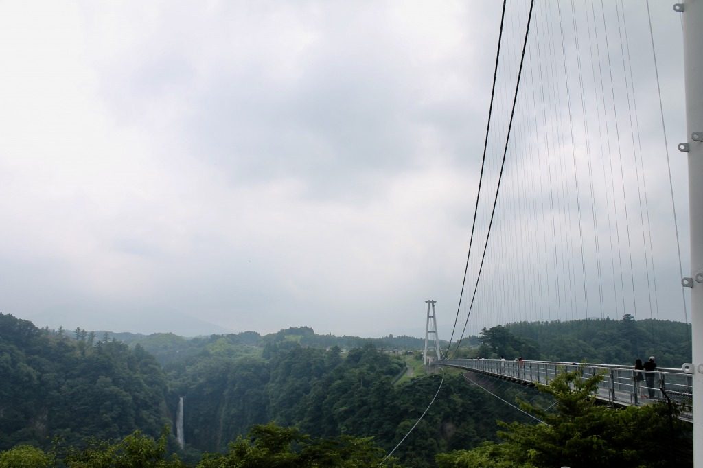 Pont avec la vue dans le parc national Aso Kuju, Oita