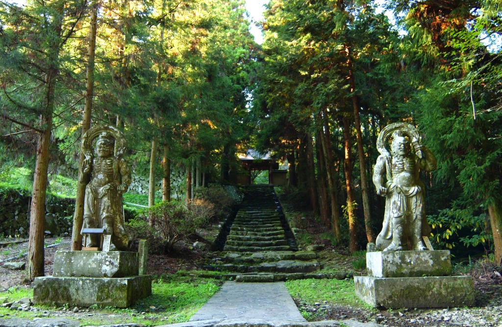 Futago-ji : les deux statues du roi Deva à Kunisaki