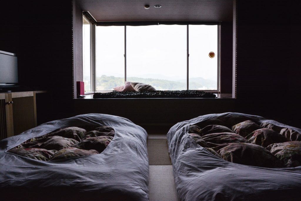 Dormir à Hita Ryokan Sanyoka et dîner sur la riviere avec les futons et la vue dans la chambre