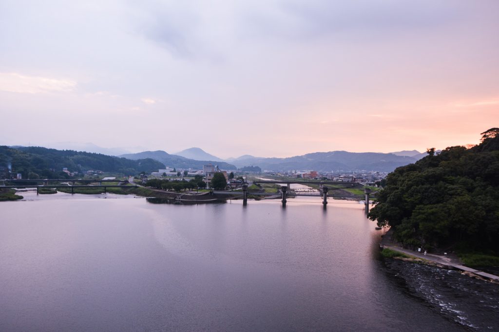 Dormir à Hita Ryokan Sanyoka et dîner sur la riviere, vue sur la rivière de la chambre avec le beau coucher de soleil.