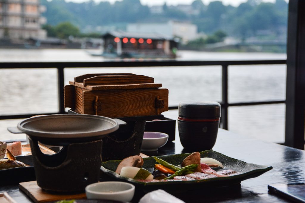 Dormir à Hita Ryokan Sanyoka et dîner sur la riviere avec les plats traditionnels japonais