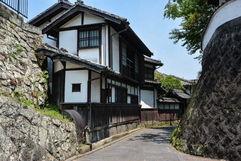 La visite de la ville d'Usuki avec sa route historique Nioza, ancien quartier de samouraï avec les beaux batiments de bois, pierre et enduits blancs