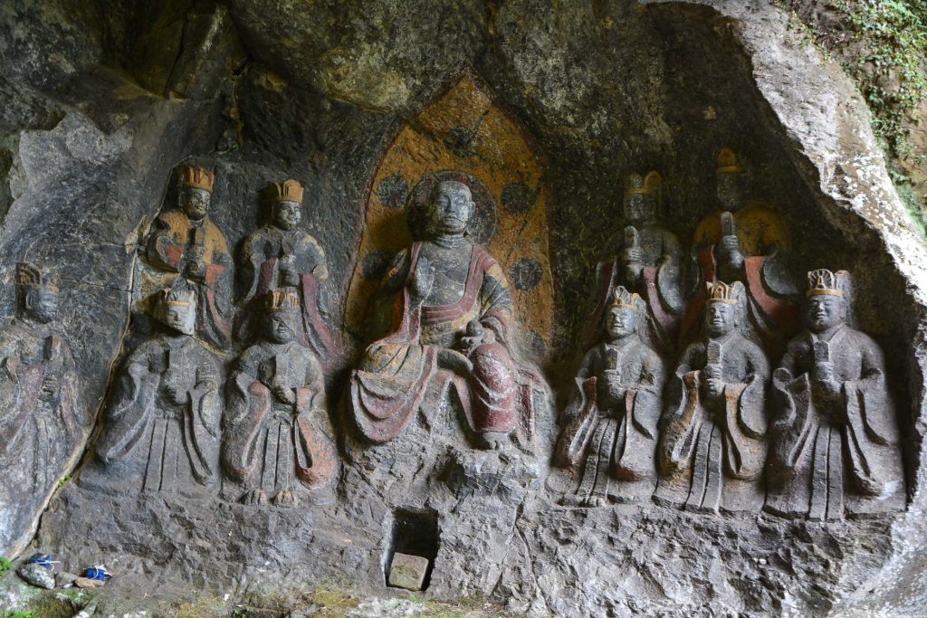 Les Bouddhas sculptés dans la pierre à Usuki dans la préfécture d'Oita avec les Hoki Bouddhas