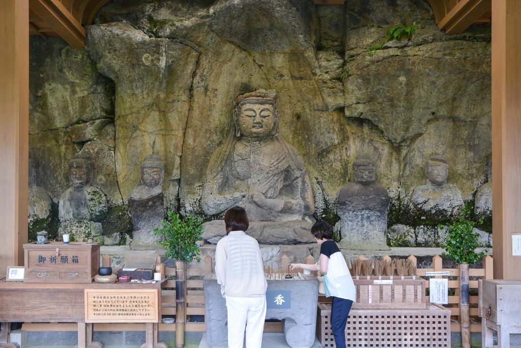 Les Bouddhas sculptés dans la pierre à Usuki dans la préfécture d'Oita avec la grotte Furuzono-Sekibutsu