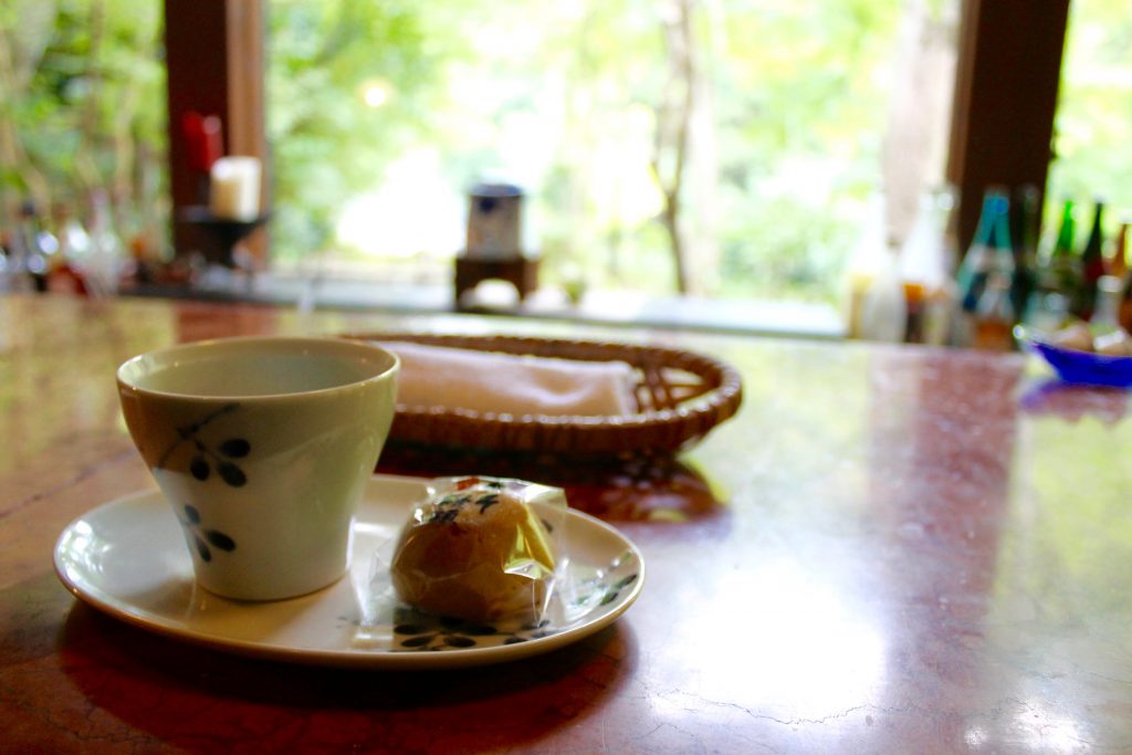 Thé vert et wagashi au Ryokan Sanso-Tensui à Amagase Onsen dans la préfecture d'Oita, Kyushu, Japon